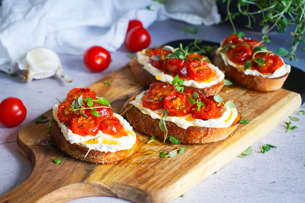 Bruschetta snittur með þeyttum rjómaosti og bökuðum tómötum 