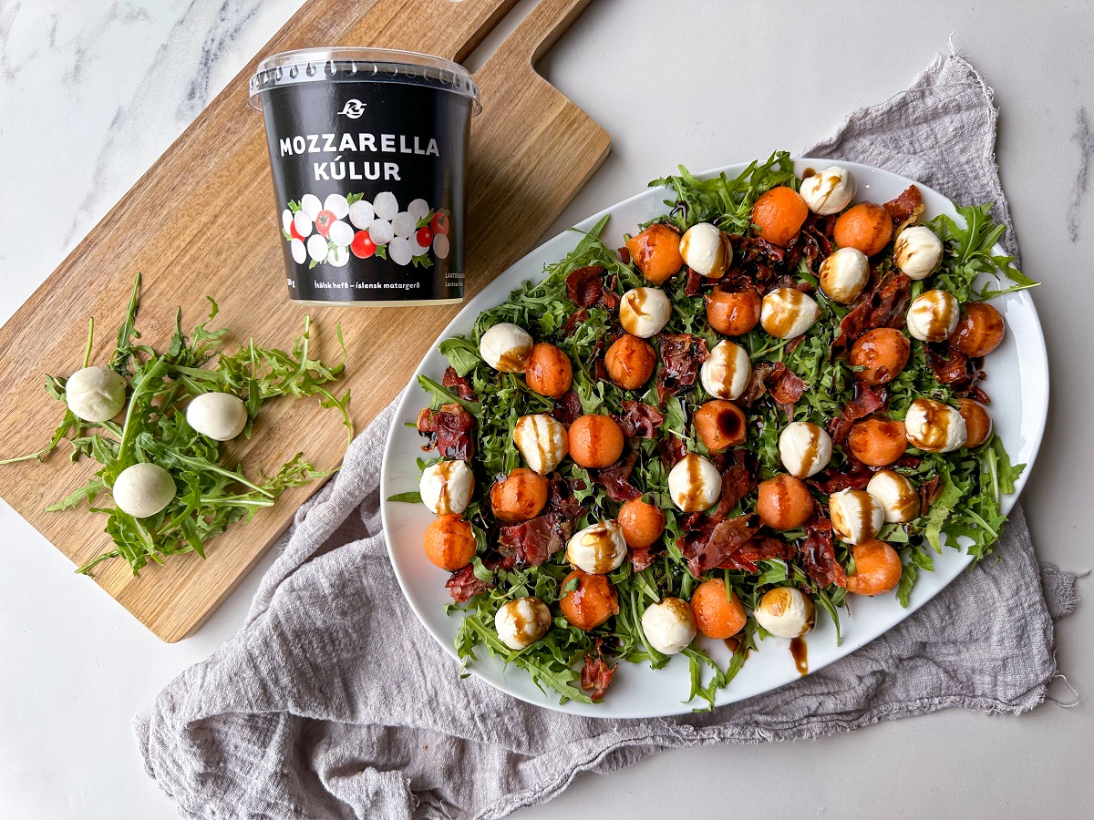 Létt og ljúffengt salat með mozzarella og melónu